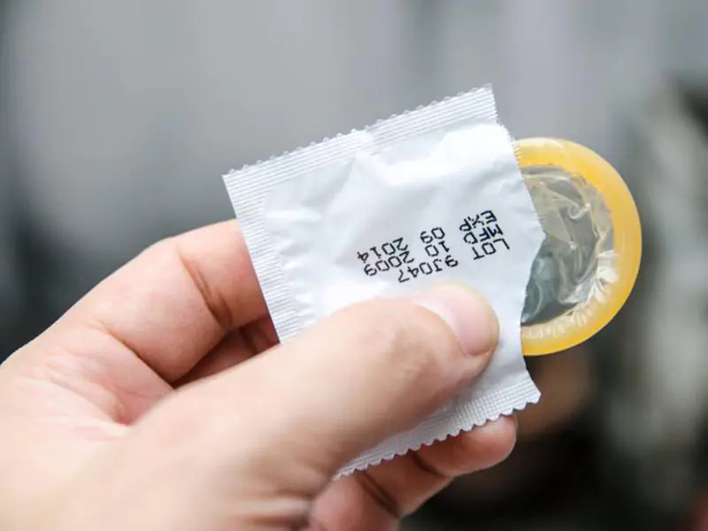 Đeo bao cao su để bảo vệ an toàn cho bạn và người thương bao-cao-su
